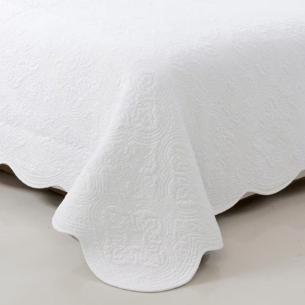 Oversized Victorian Medallion Matelasse Pure Solid 3-Piece White Scalloped Edge Cotton Large Queen Quilt Bedding Set
