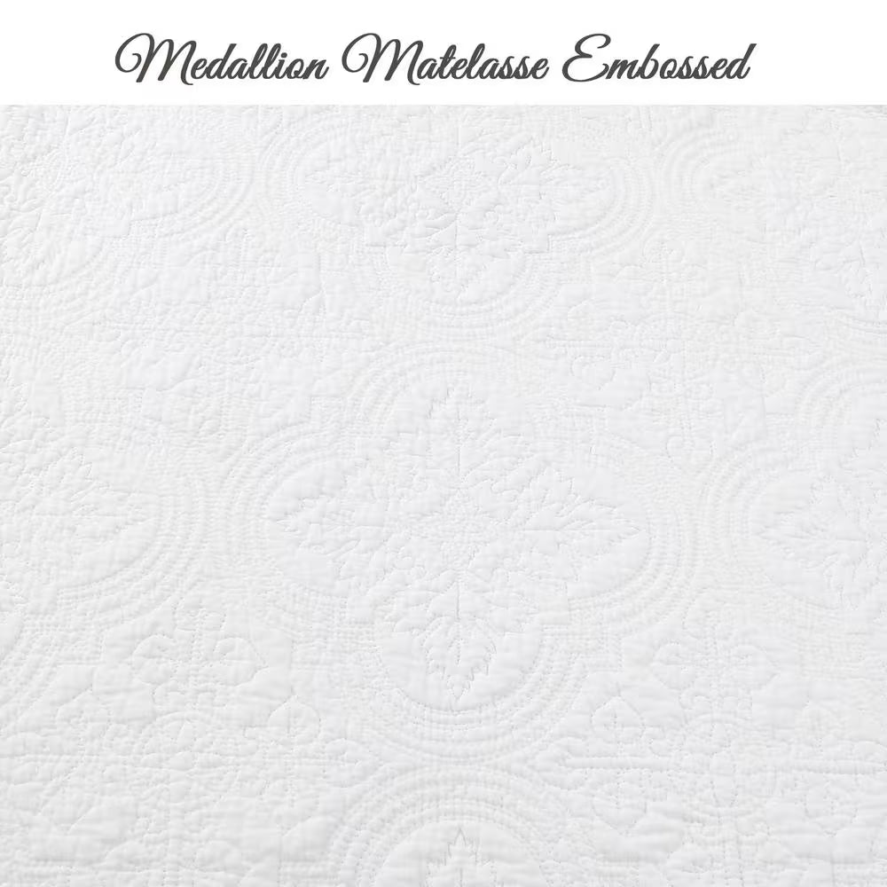 Oversized Victorian Medallion Matelasse Pure Solid 3-Piece White Scalloped Edge Cotton Large Queen Quilt Bedding Set