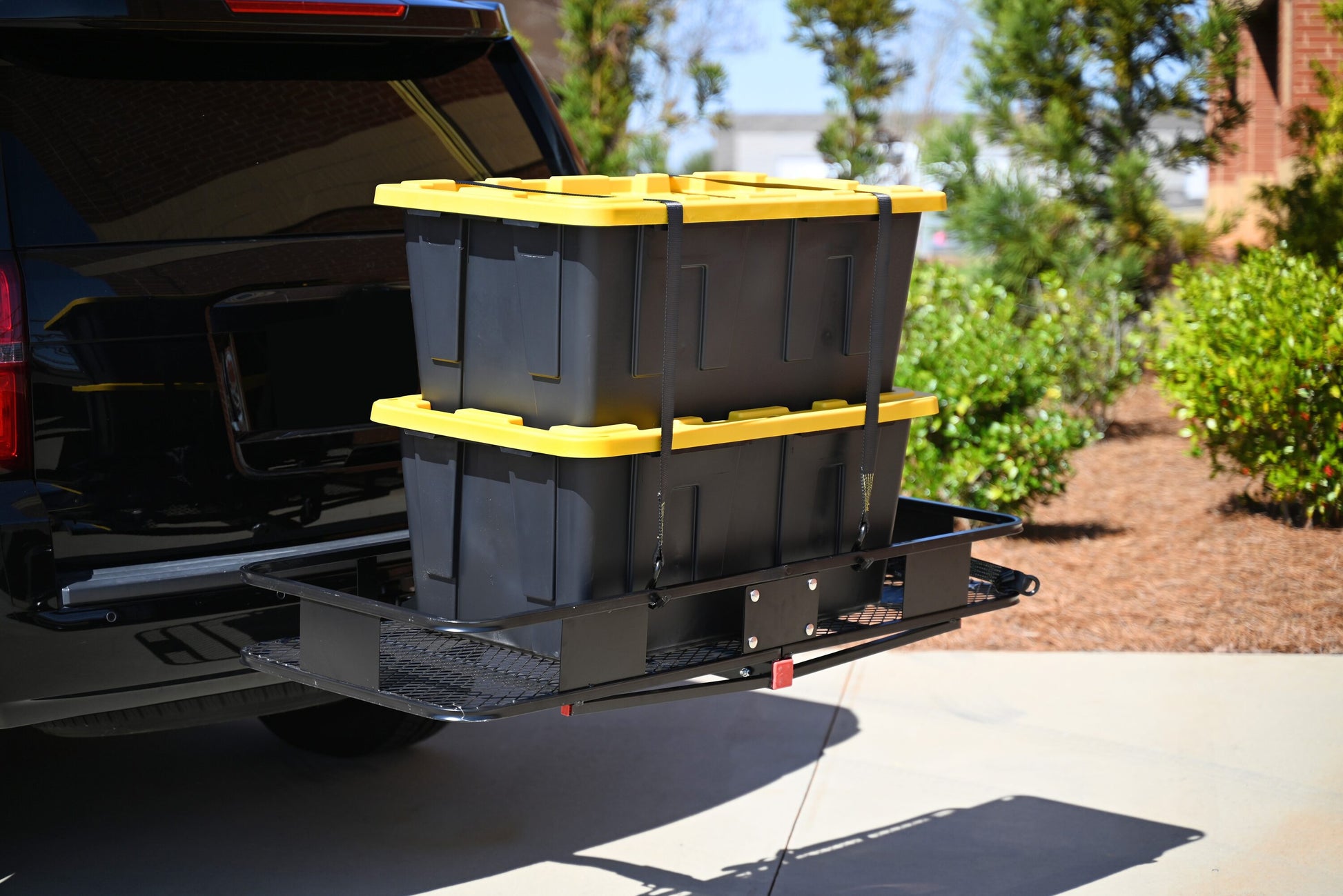Commander X-Large 40 -Gallons ( 160 -Quarts ) Black and Yellow Heavy Duty Stackable Tote with Standard Snap Lid